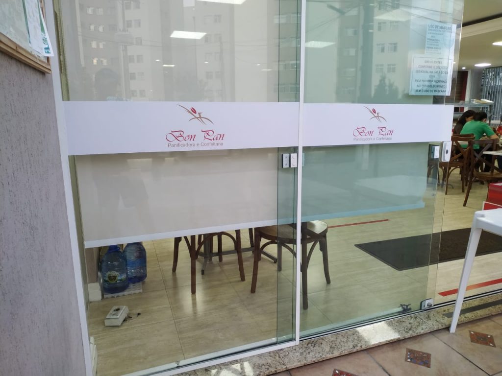 faixa em adesivo para vidro - Comunicação Visual em Curitiba, Banners ...