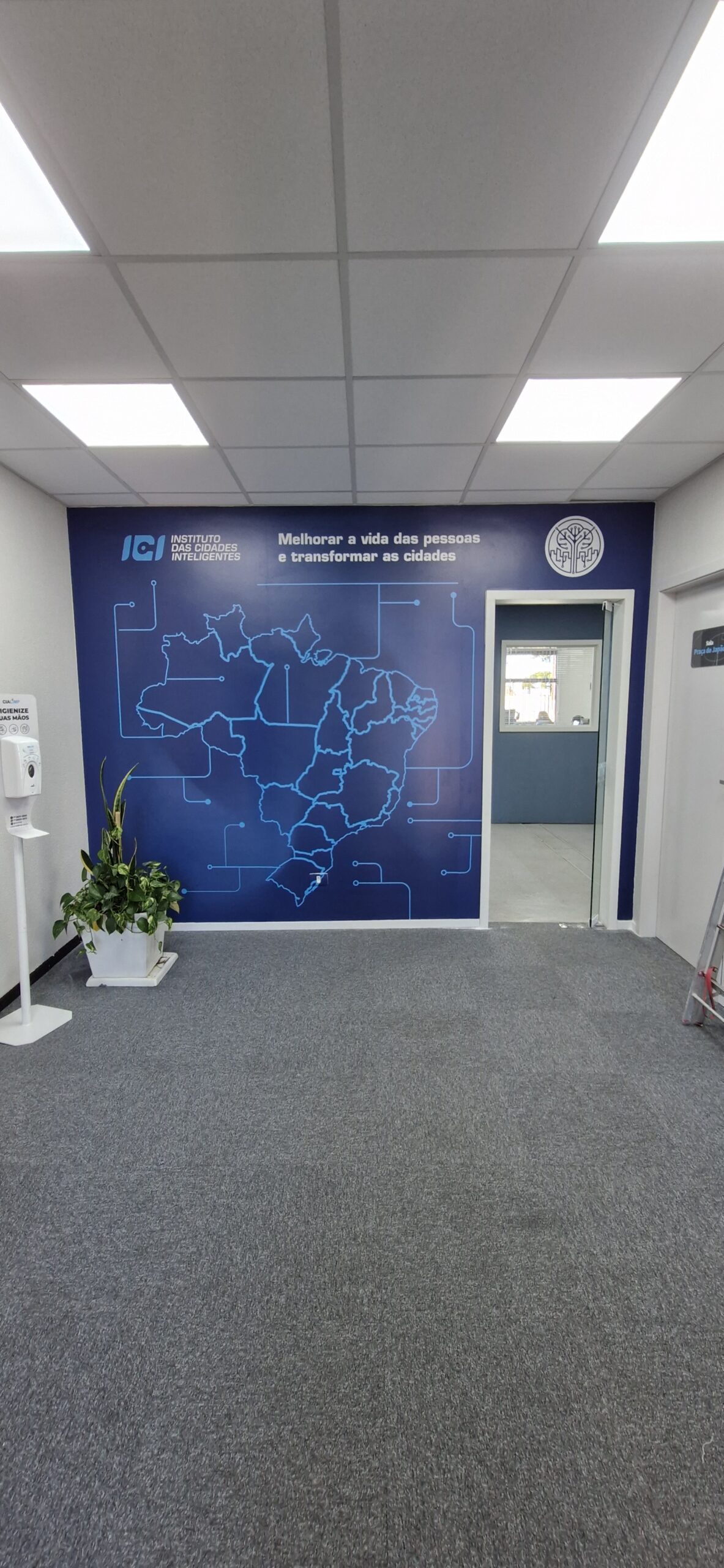 Adesivo de parede em Curitiba com impressão digital de alta qualidade. Comunicação visual em ambientes corporativos com acabamento profissional. Projeto realizado para o Instituto das Cidades Inteligentes (ICI). Solicite um orçamento!