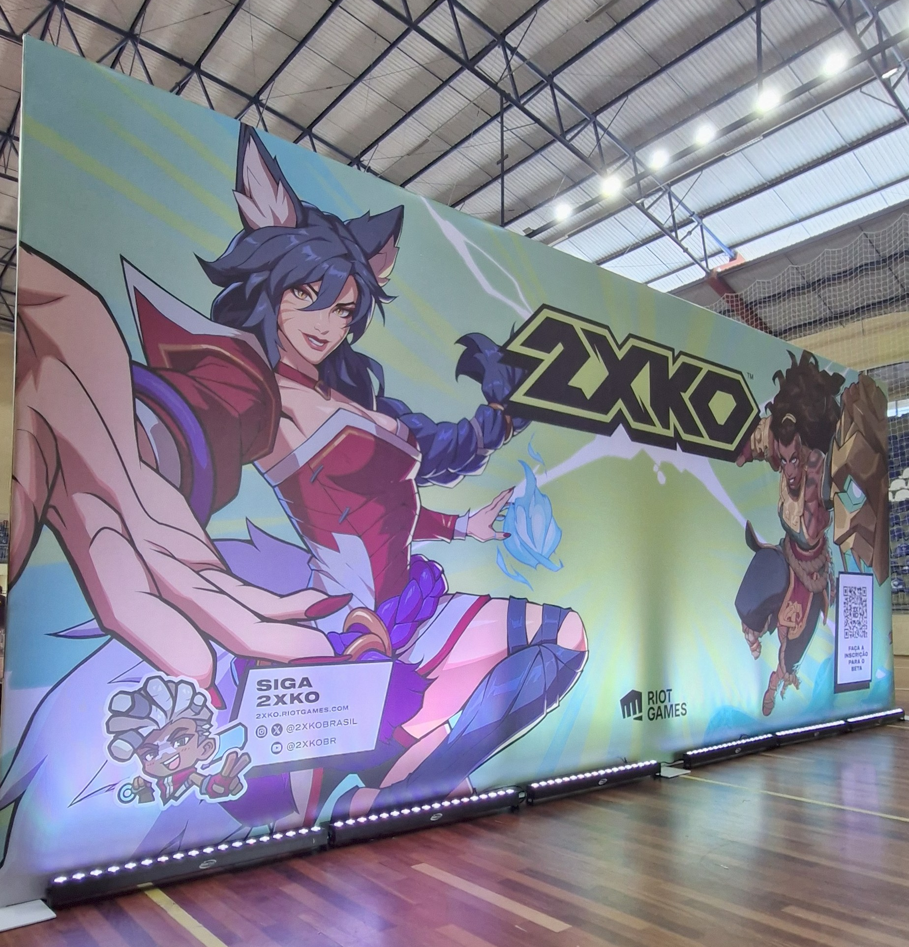 "Backdrop painel personalizado para fotos em evento, com impressão digital em alta qualidade e personagens ilustrados, ideal para divulgação de marcas e ativações promocionais em Curitiba.
