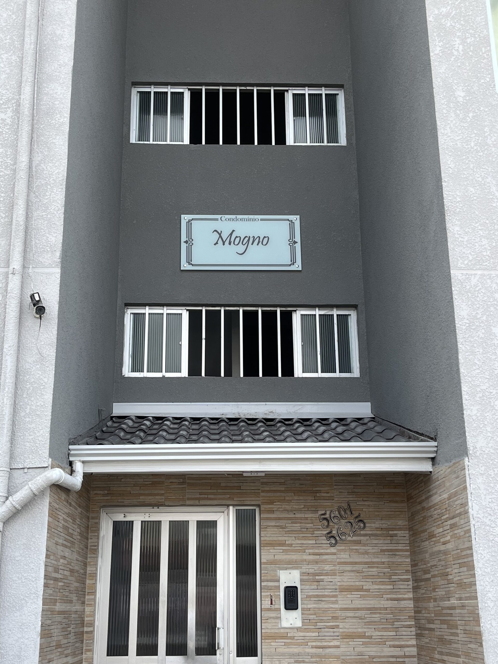 Placa em vidro com adesivo para condomínios em CuritibaA Comunica Signs desenvolveu e instalou uma placa em vidro com sinalização em adesivo para o Condomínio Mogno, trazendo um acabamento moderno e sofisticado para a fachada.

A combinação do vidro com o adesivo recortado garante alta durabilidade, fácil manutenção e um visual elegante, ideal para identificação de condomínios, prédios comerciais e residenciais. Além de transmitir credibilidade, esse tipo de placa melhora a comunicação visual e valoriza a entrada do imóvel.

Produzida com materiais de qualidade e instalada por profissionais especializados, a placa de vidro personalizada é uma solução versátil, que pode ser aplicada em diferentes tipos de projetos, sempre adequando o design à identidade de cada cliente.

Se você busca placas de vidro com adesivo em Curitiba, conte com a Comunica Signs. Nossa equipe desenvolve projetos sob medida para condomínios, empresas e comércios, oferecendo soluções que unem design, resistência e funcionalidade.