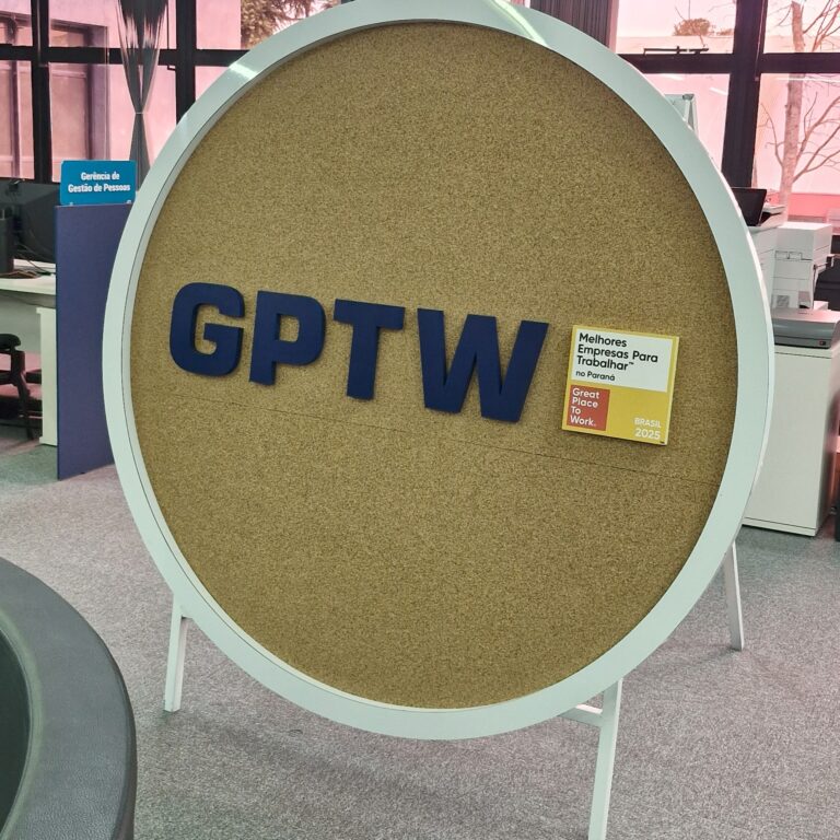 Painel em MDF com moldura em ACM e letreiro em PVC expandido