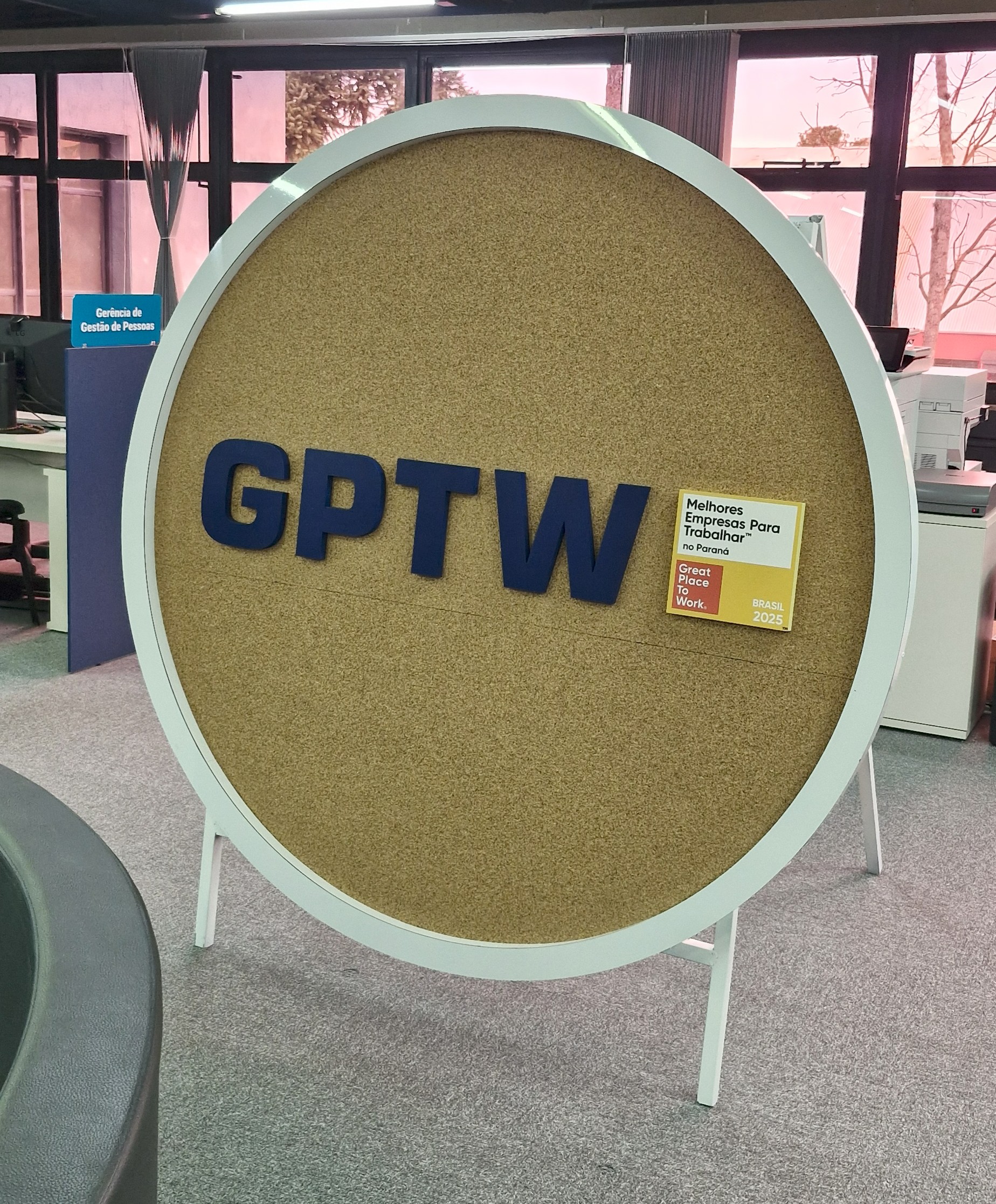 A Comunica Signs desenvolveu um projeto exclusivo unindo design moderno e materiais de alta qualidade. Produzimos um painel em MDF revestido com lâminas de cortiça, que recebeu uma moldura em ACM branco para acabamento sofisticado. Além disso, aplicamos um letreiro em PVC expandido, garantindo destaque e excelente visibilidade para a identidade visual do cliente.