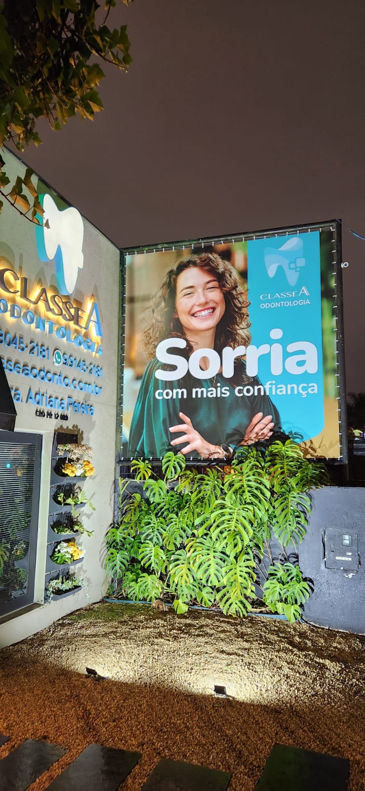 "Banner em Curitiba com ilhós instalado em fachada de clínica odontológica, produzido em impressão digital de alta qualidade, destacando a comunicação visual com cores vivas e acabamento profissional."