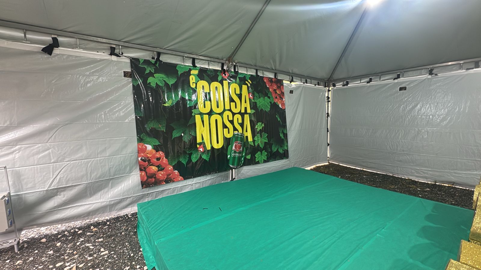 O banner com ilhós é a solução ideal para quem busca divulgação eficiente, resistente e de alta qualidade. Indicado para eventos, feiras, ações promocionais e comunicação visual, esse tipo de banner oferece fácil instalação e excelente fixação em estruturas como tendas, grades e paredes.